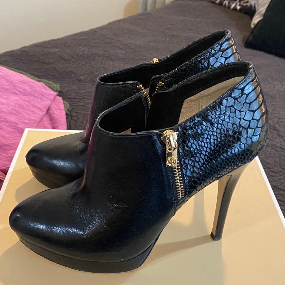 Michael Kors York bootie size 9